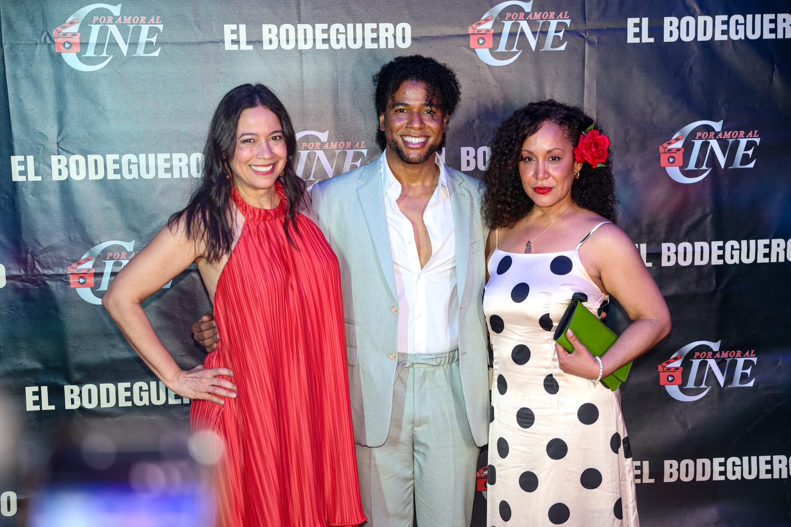Gredivel Vasquez con el protagonista Reynaldo Romero y Maite Bonilla en el estreno de El Bodeguero en Nueva York