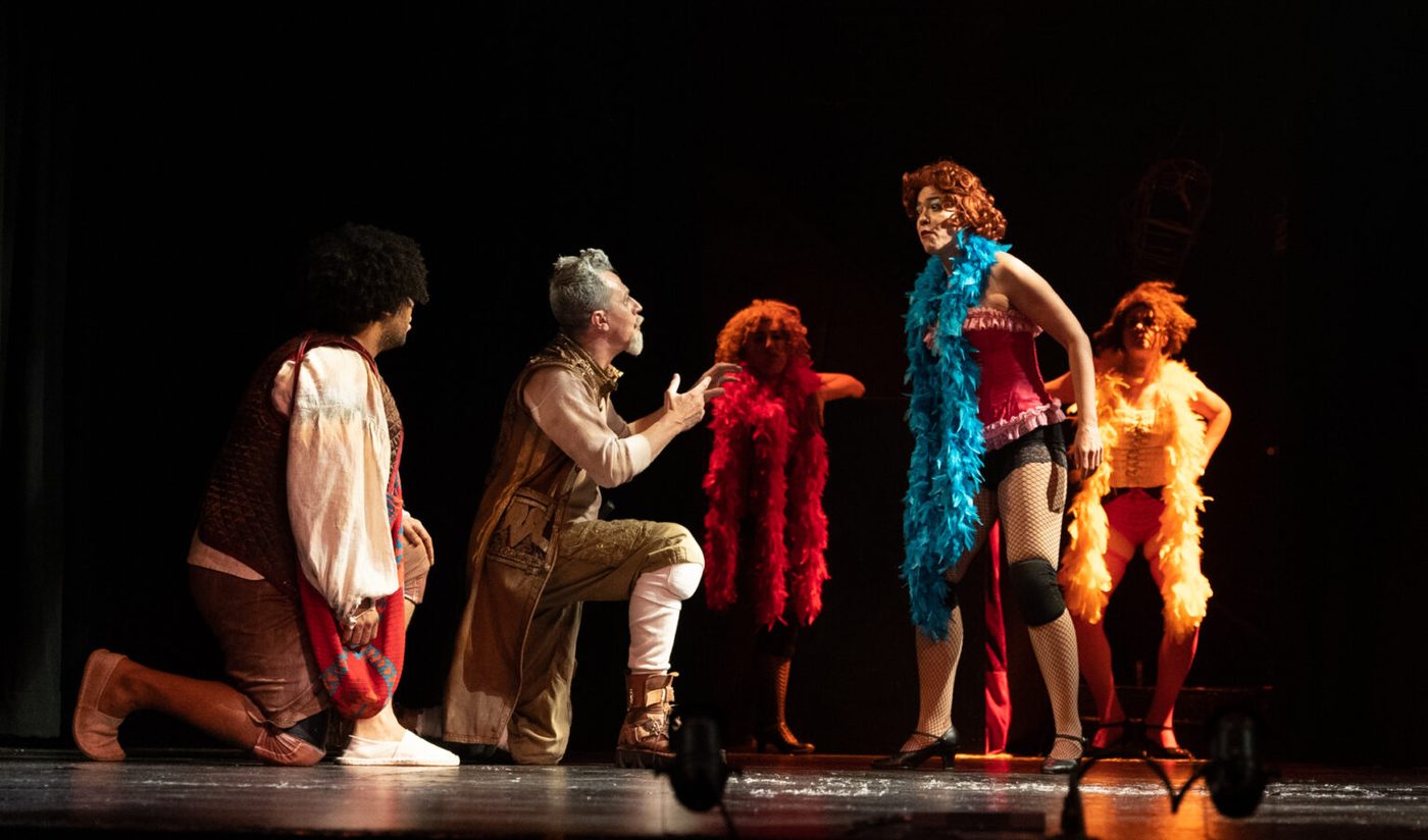 Gredivel Vasquez como Bufón en El Quijote en Repertorio Español