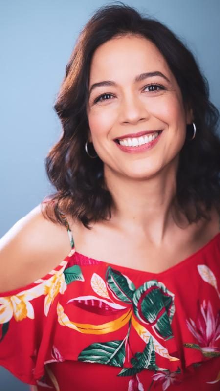 Gredivel Vasquez headshot — red, blue backdrop